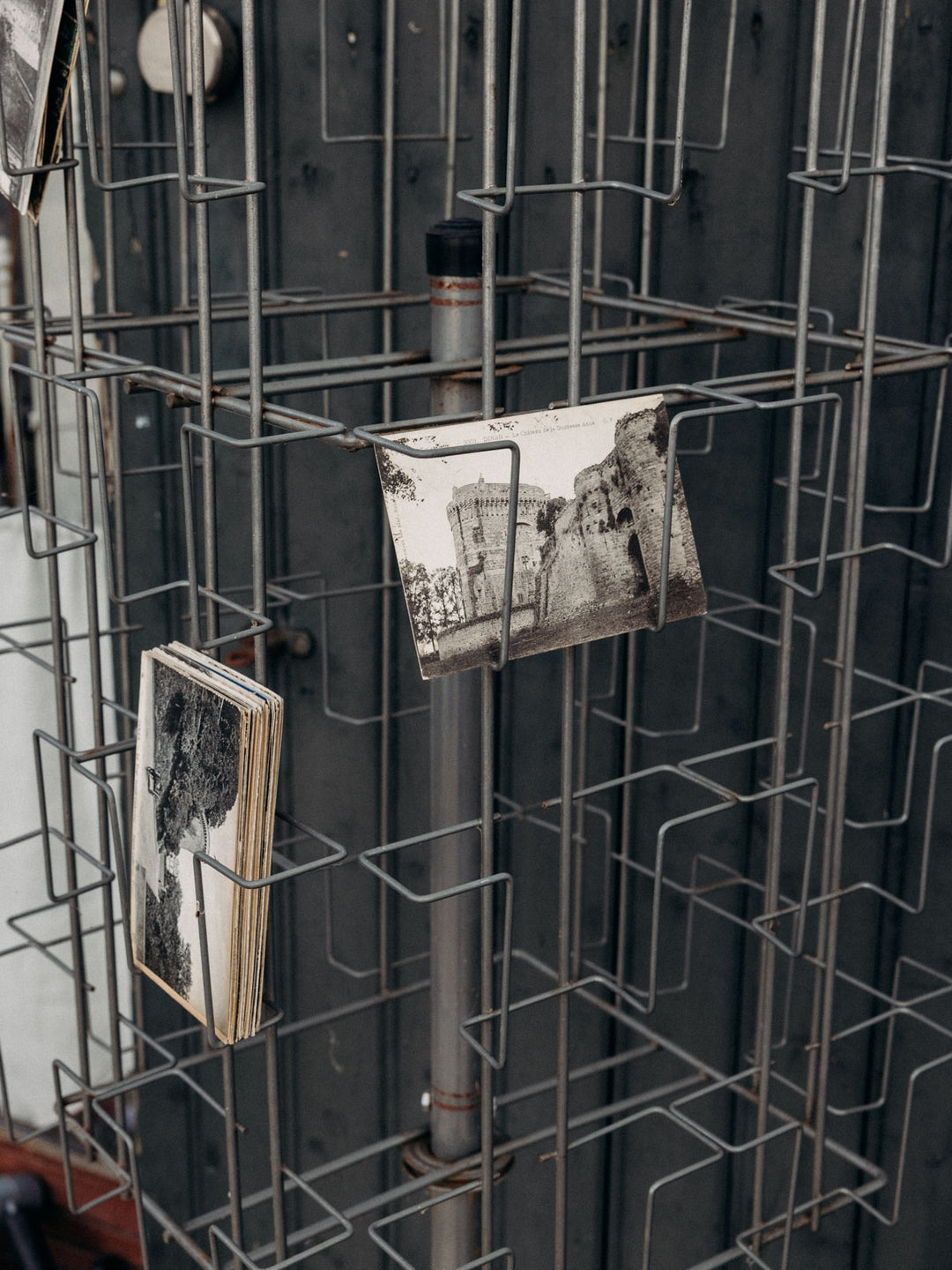 charlie-portant-cartes-postales-metal-150-4