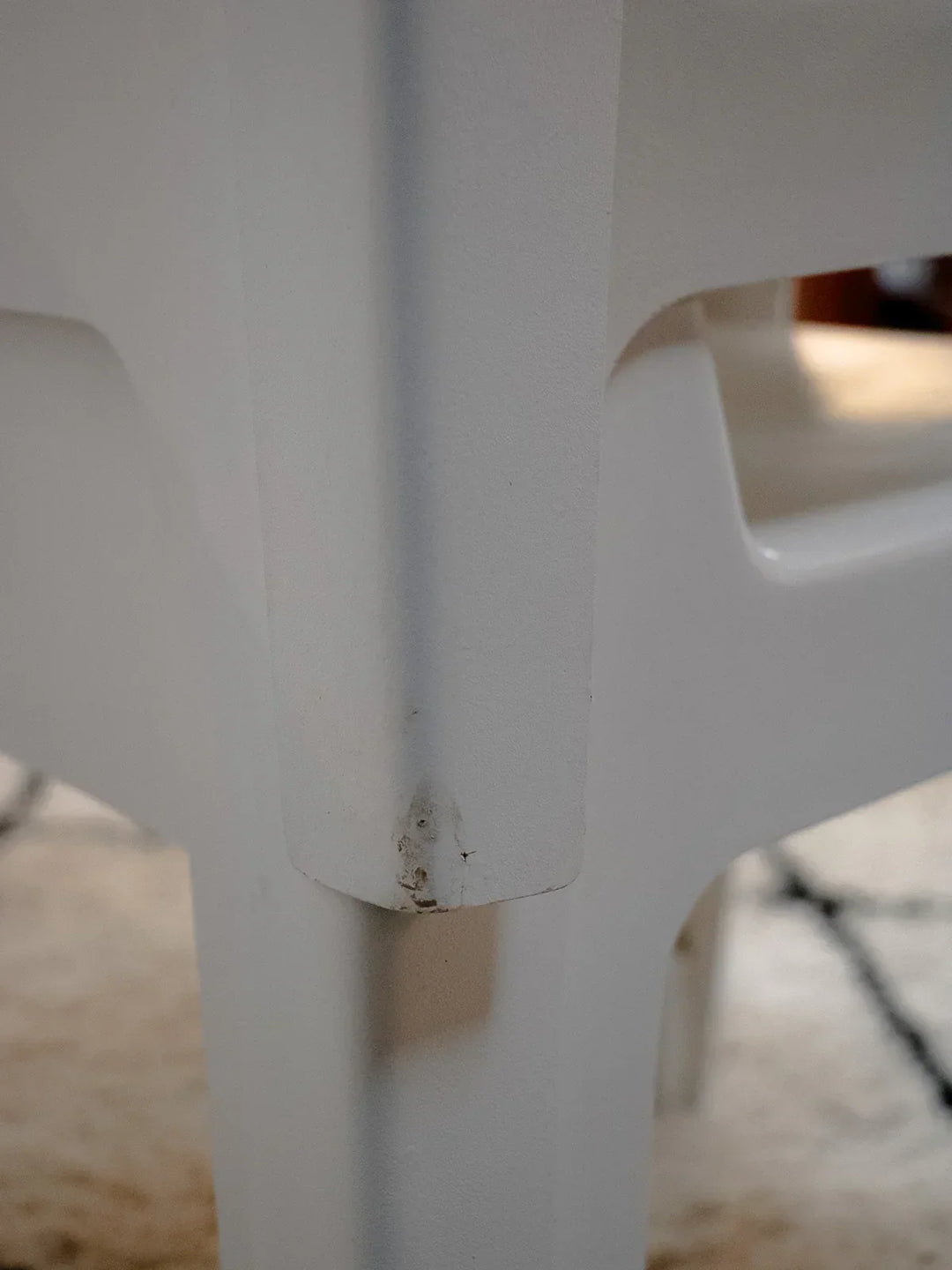 auguste-ensemble-table-et-chaises-fibre-verre-10-12