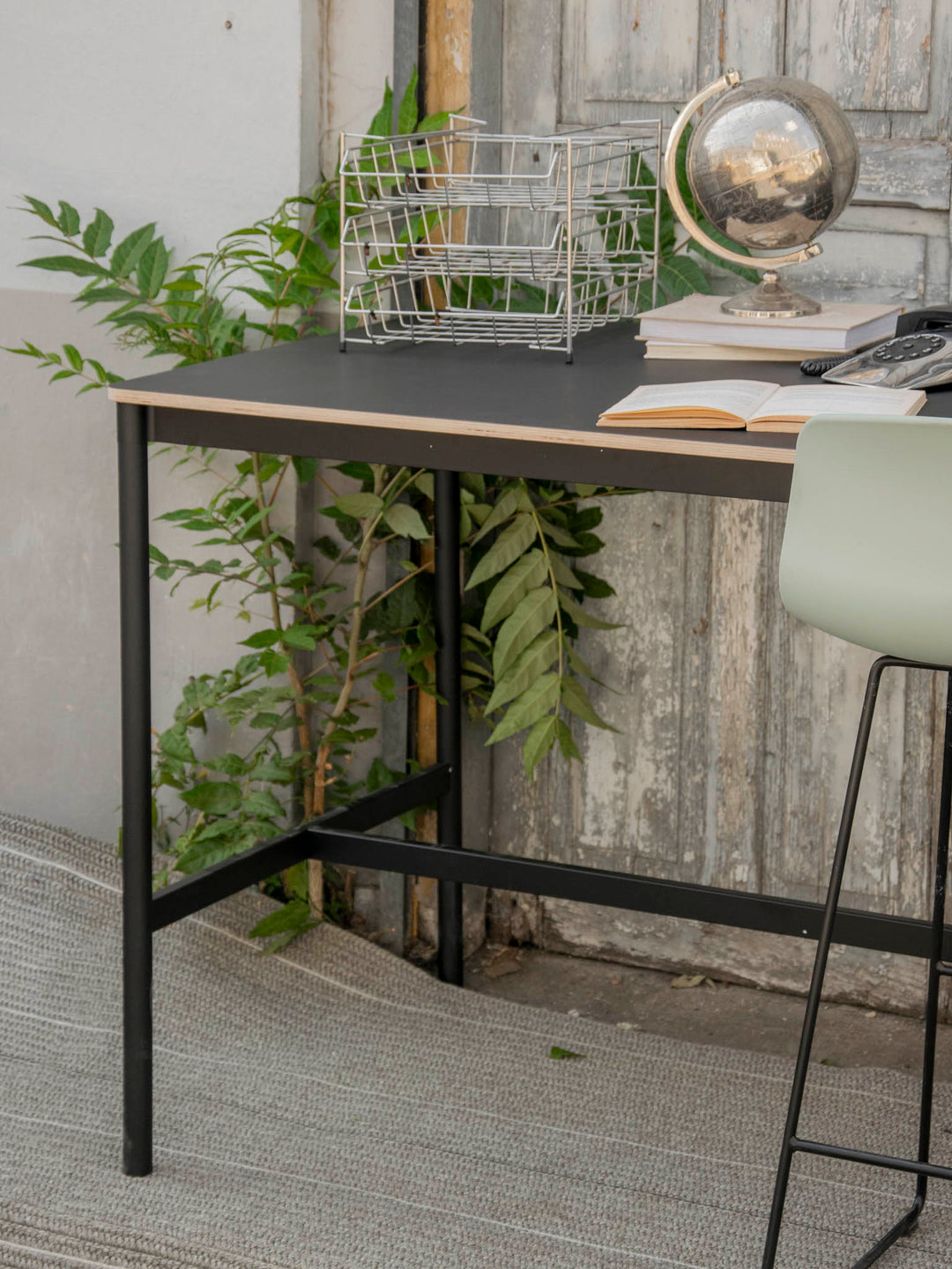 karla-table-a-manger-metal-haute-noir-design-1227-5