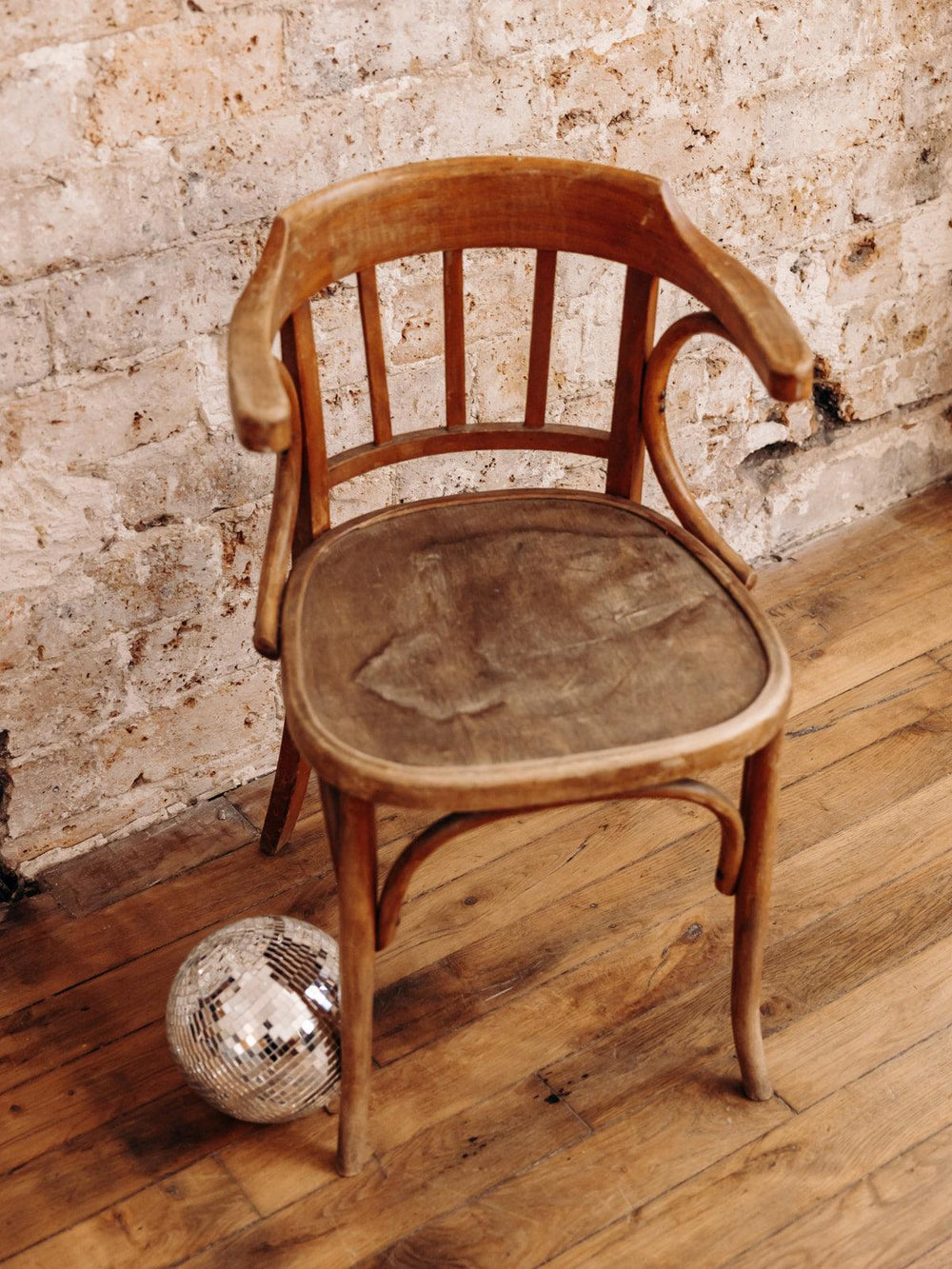 Claude, la chaise en bois N°123 - Debongout