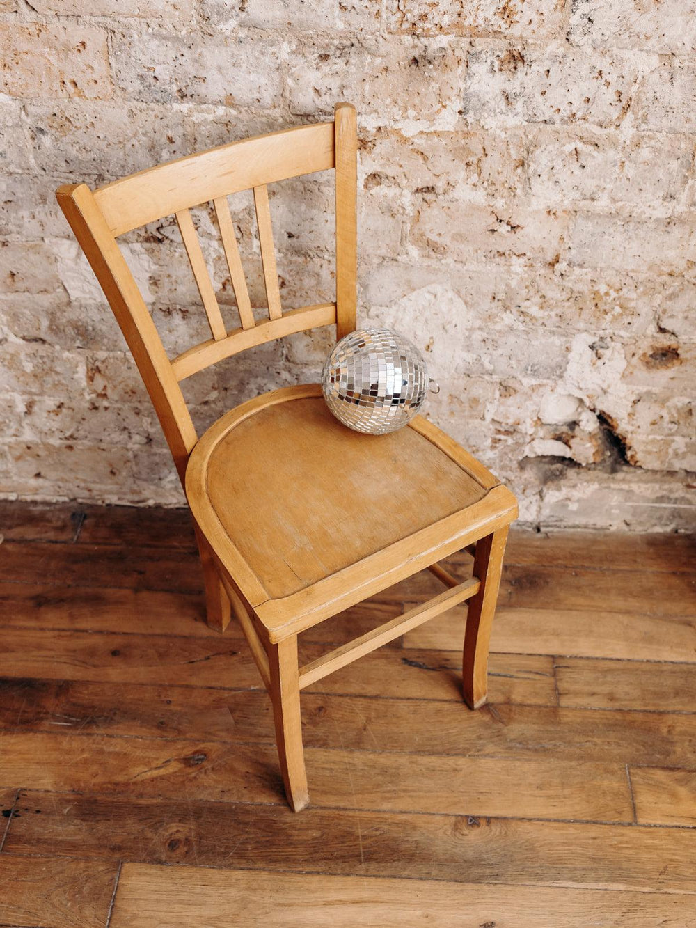 Claude, la chaise en bois N°128 - Debongout