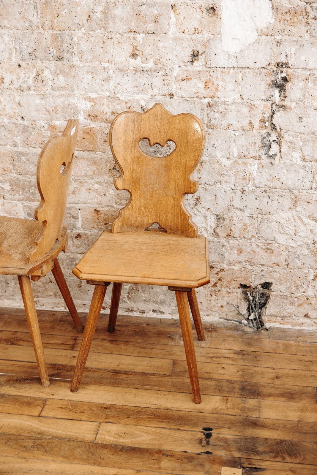 Claude, la chaise en bois N°99 - Debongout