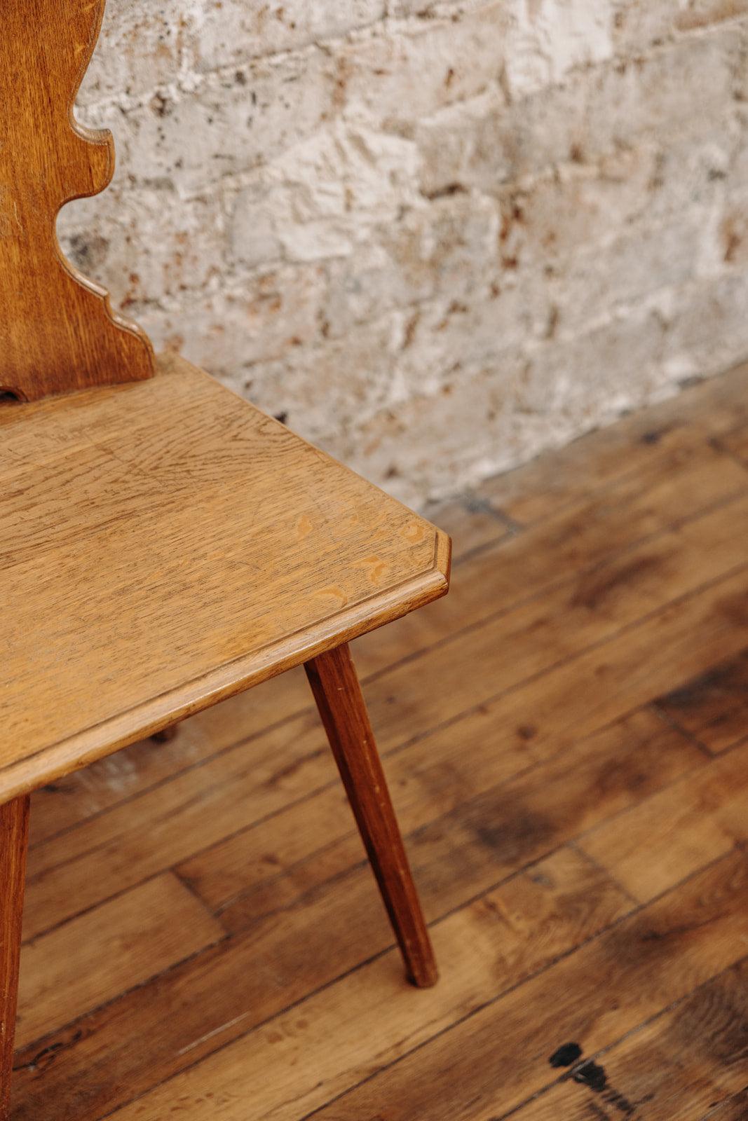 Claude, la chaise en bois N°99 - Debongout