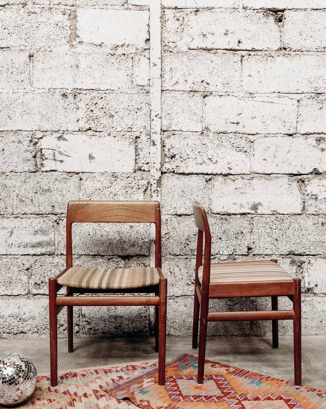 alma-paire-chaises-scandinave-56-1