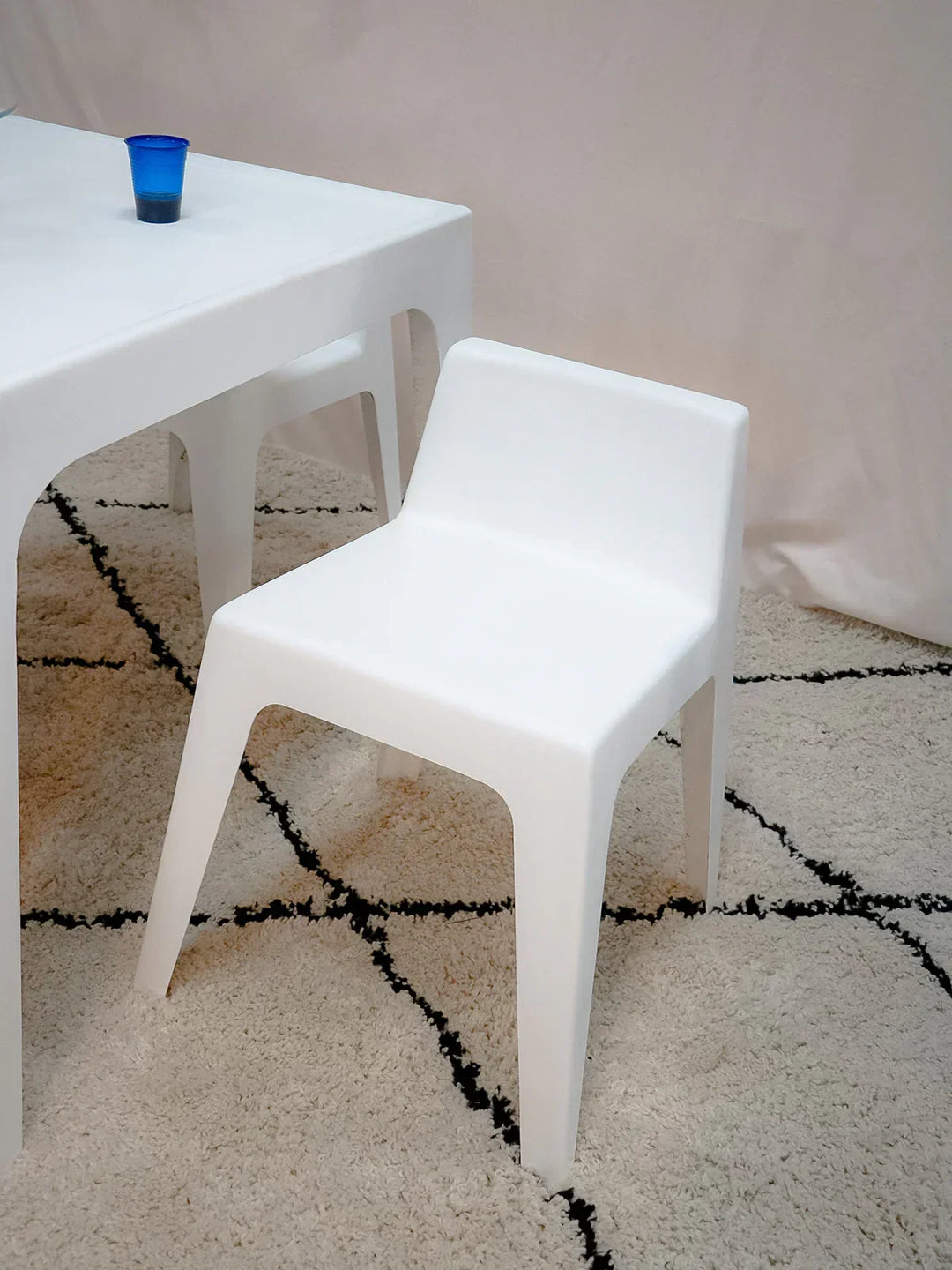 auguste-ensemble-table-et-chaises-fibre-verre-10-5