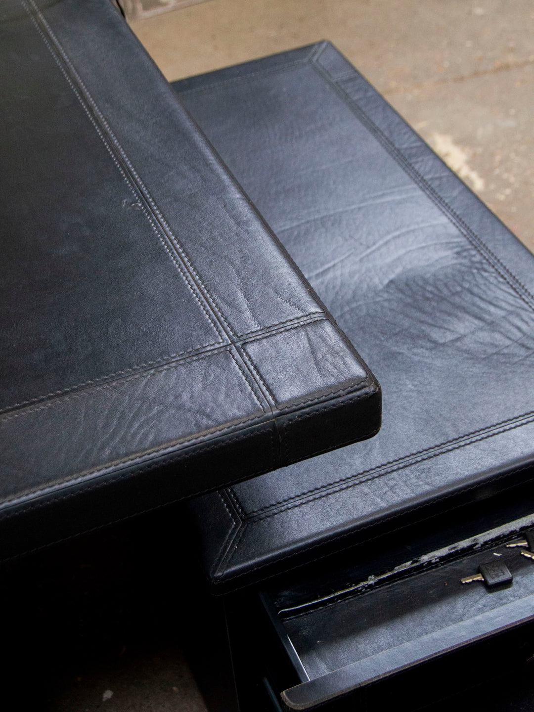 yvan-grand-bureau-cuir-457-7