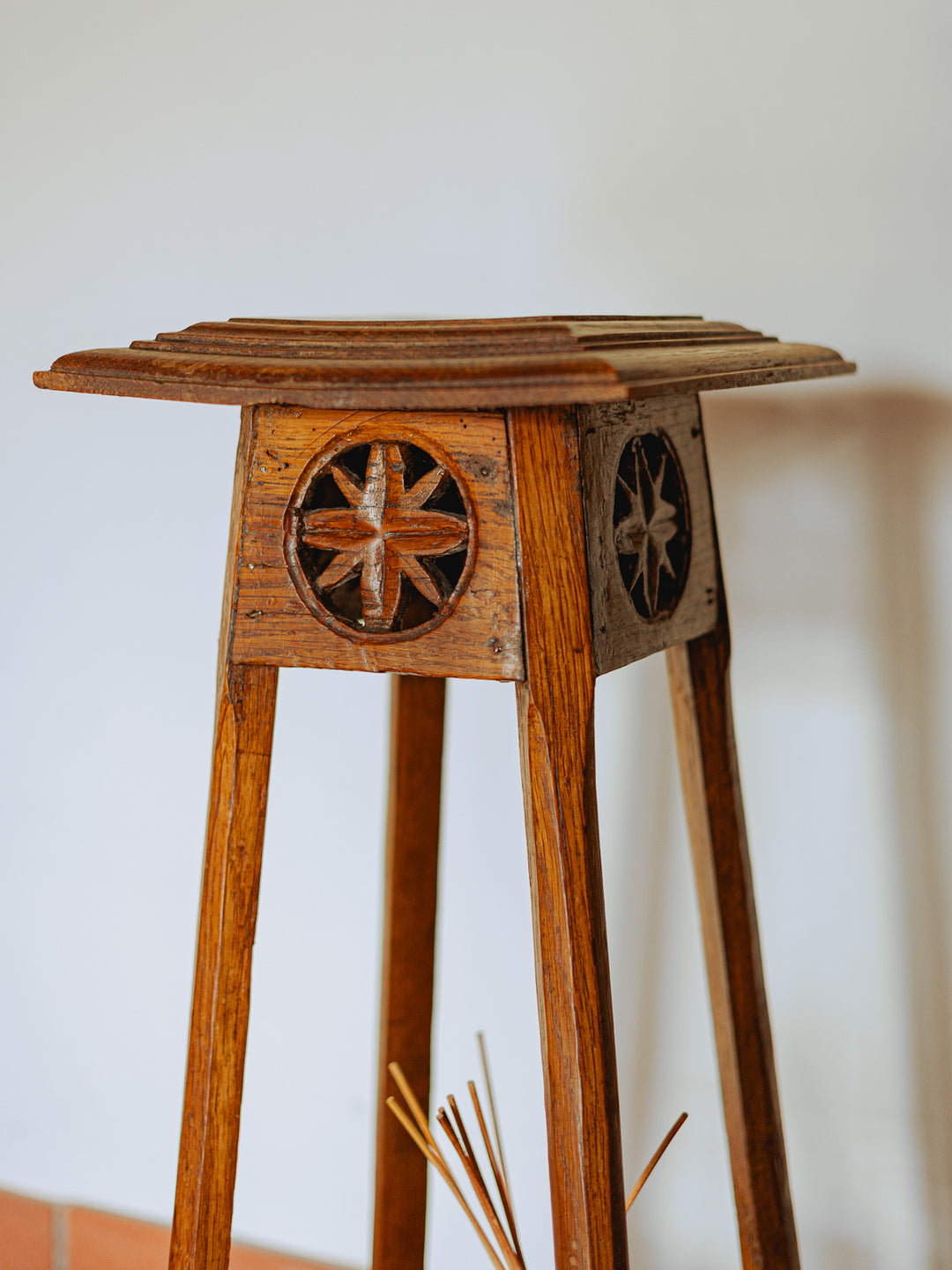 alfred-gueridon-bois-sculpté-1065-5