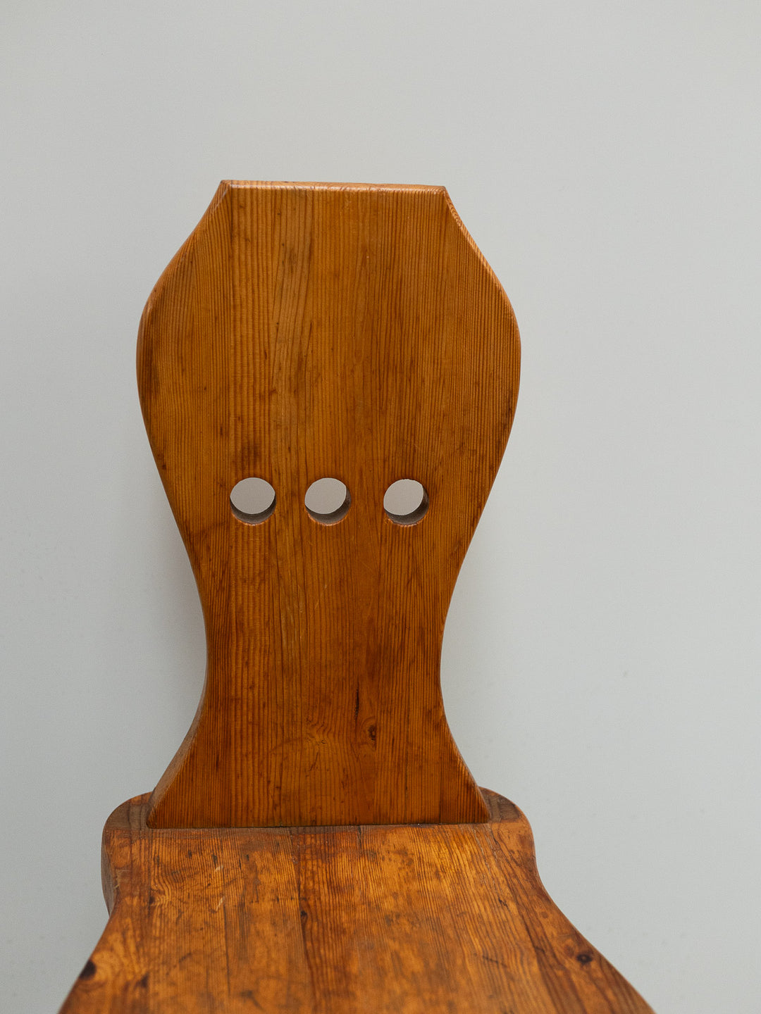 claude-chaise-bois-brutaliste-1720-4