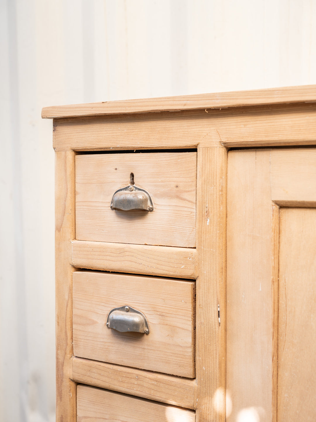 fernand-meuble-metier-pin-418-7