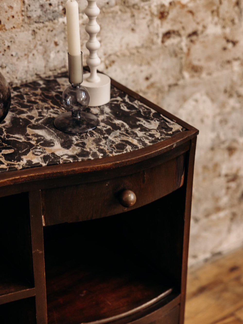 Odile, la table de chevet en marbre N°235 - Debongout