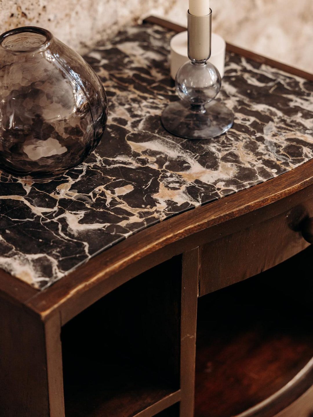 Odile, la table de chevet en marbre N°235 - Debongout