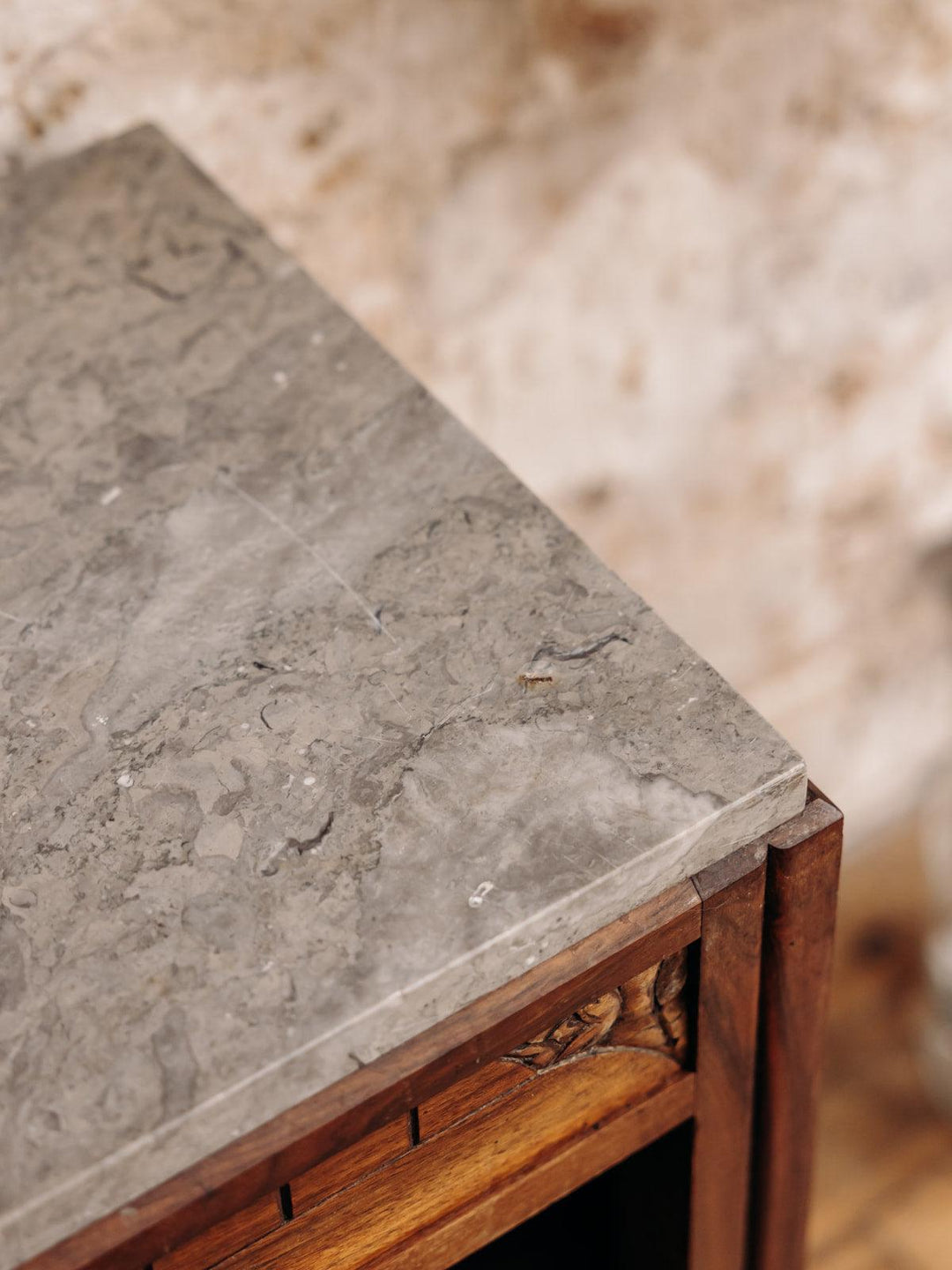 Odile, la table de chevet en marbre N°236 - Debongout