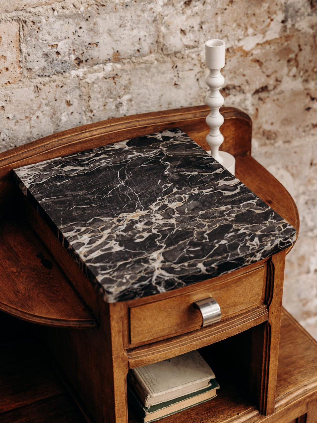 Odile, la table de chevet en marbre N°239 - Debongout