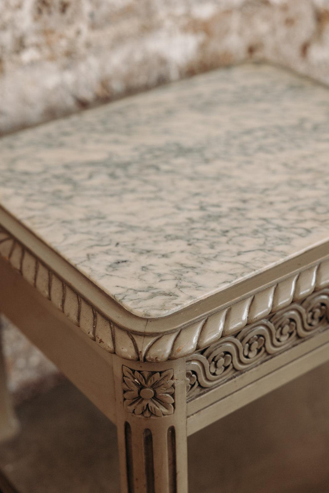 Odile, la table de chevet N°179 - Debongout
