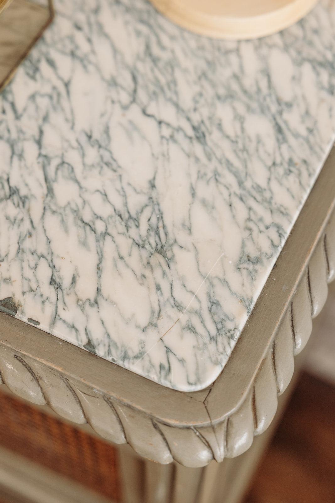 Odile, la table de chevet N°179 - Debongout