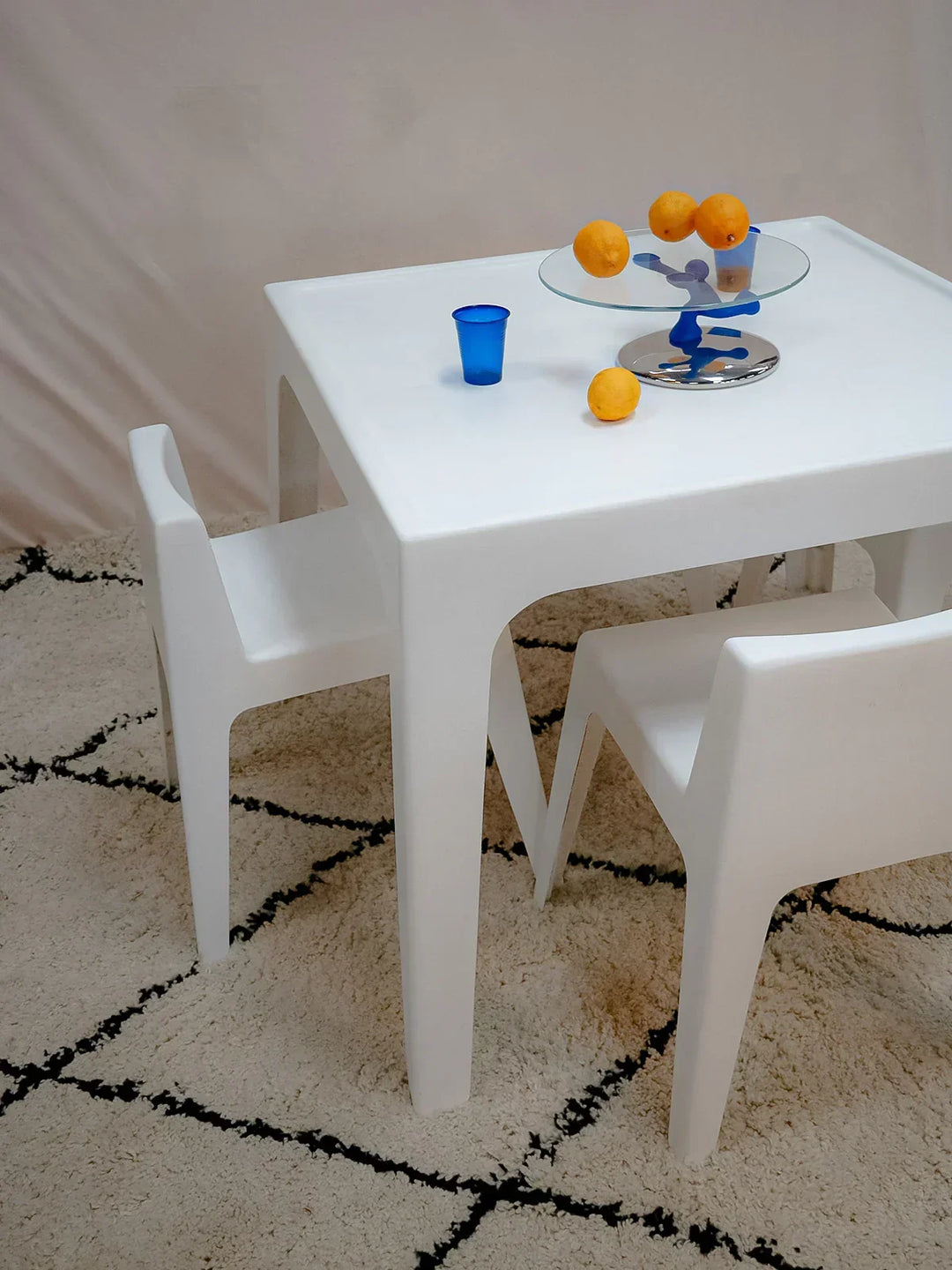 auguste-ensemble-table-et-chaises-fibre-verre-10-2