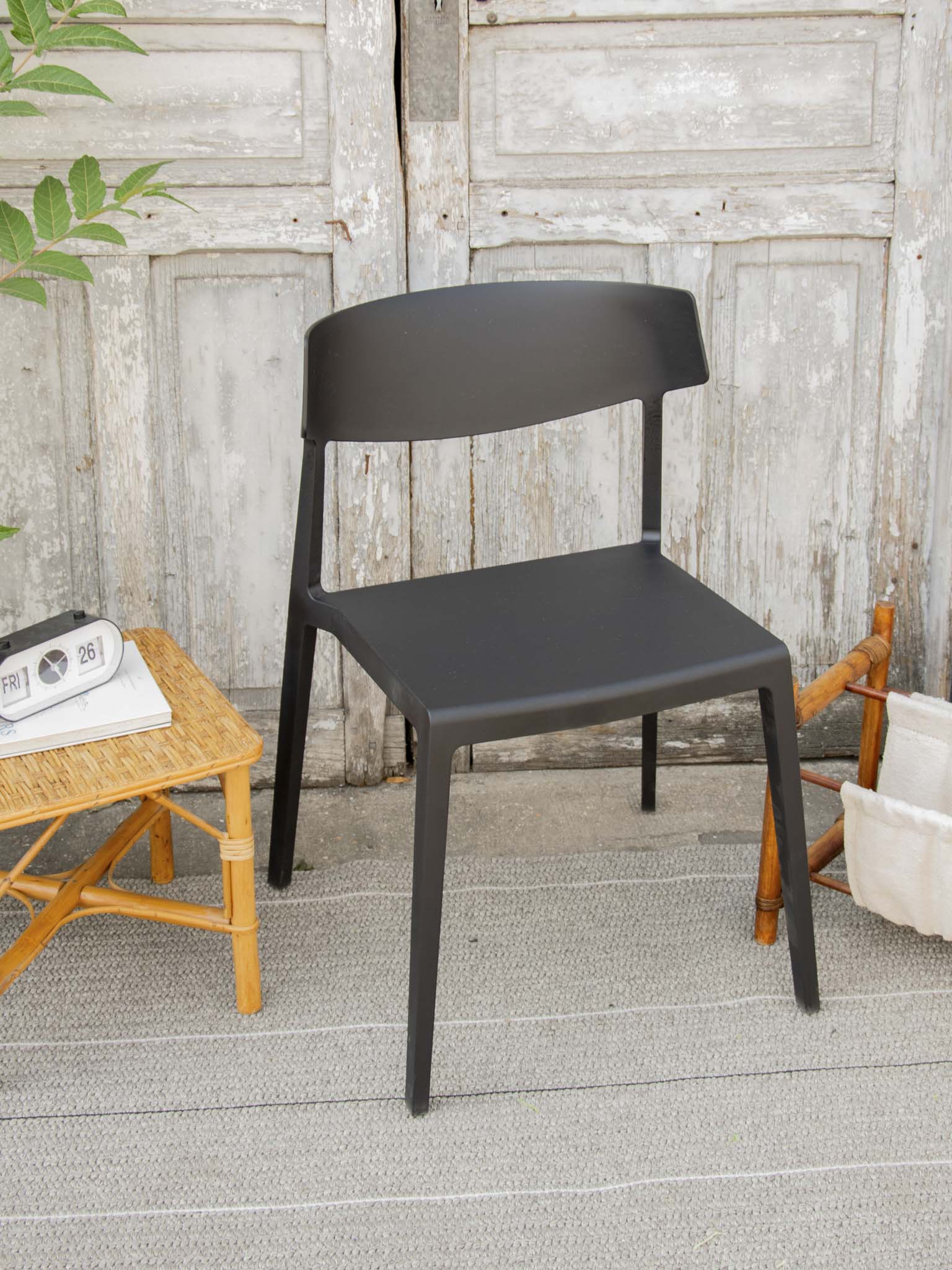 alma-chaise-plastique-noir-1760-2