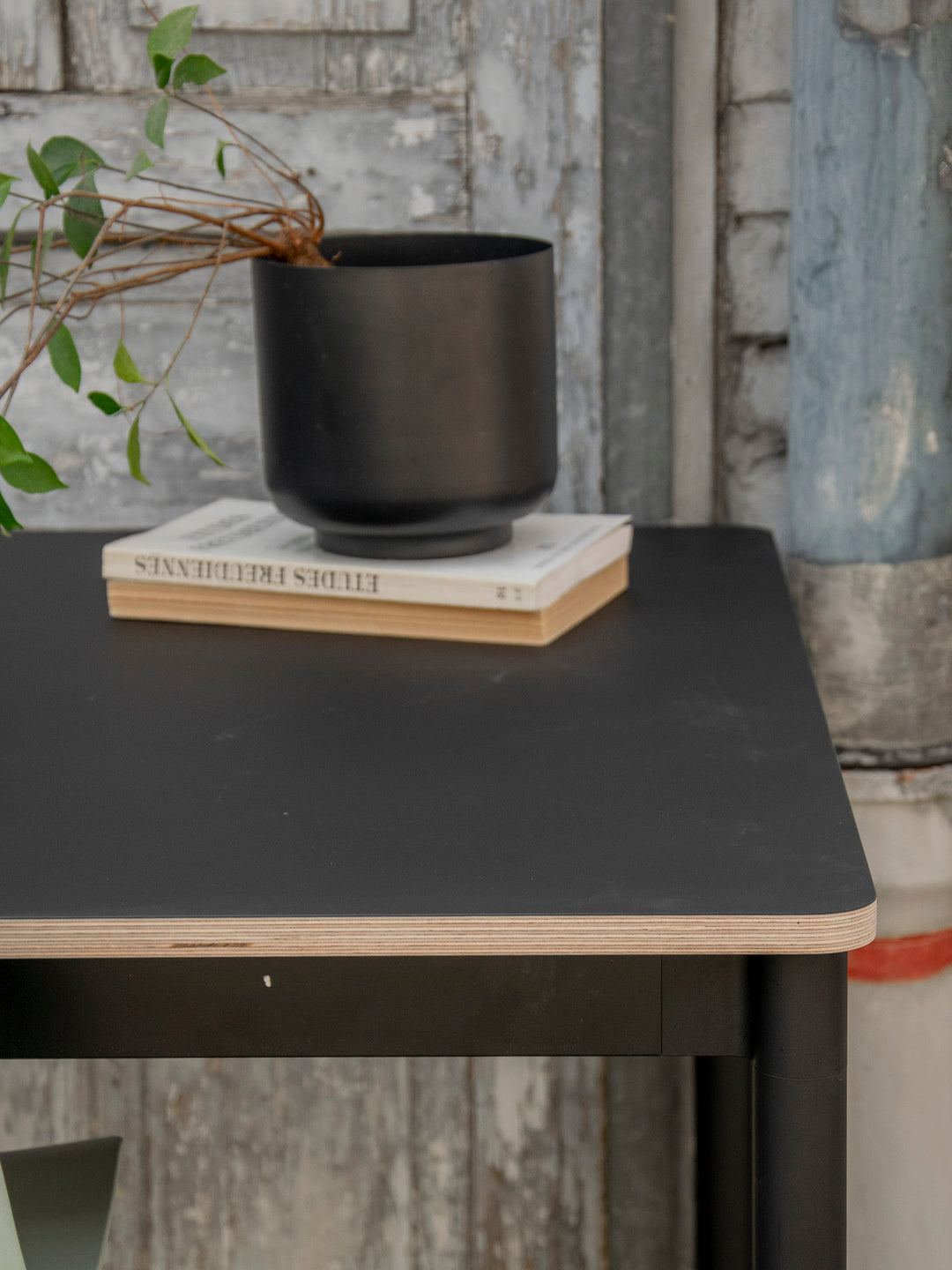 karla-table-a-manger-metal-haute-noir-design-1227-8