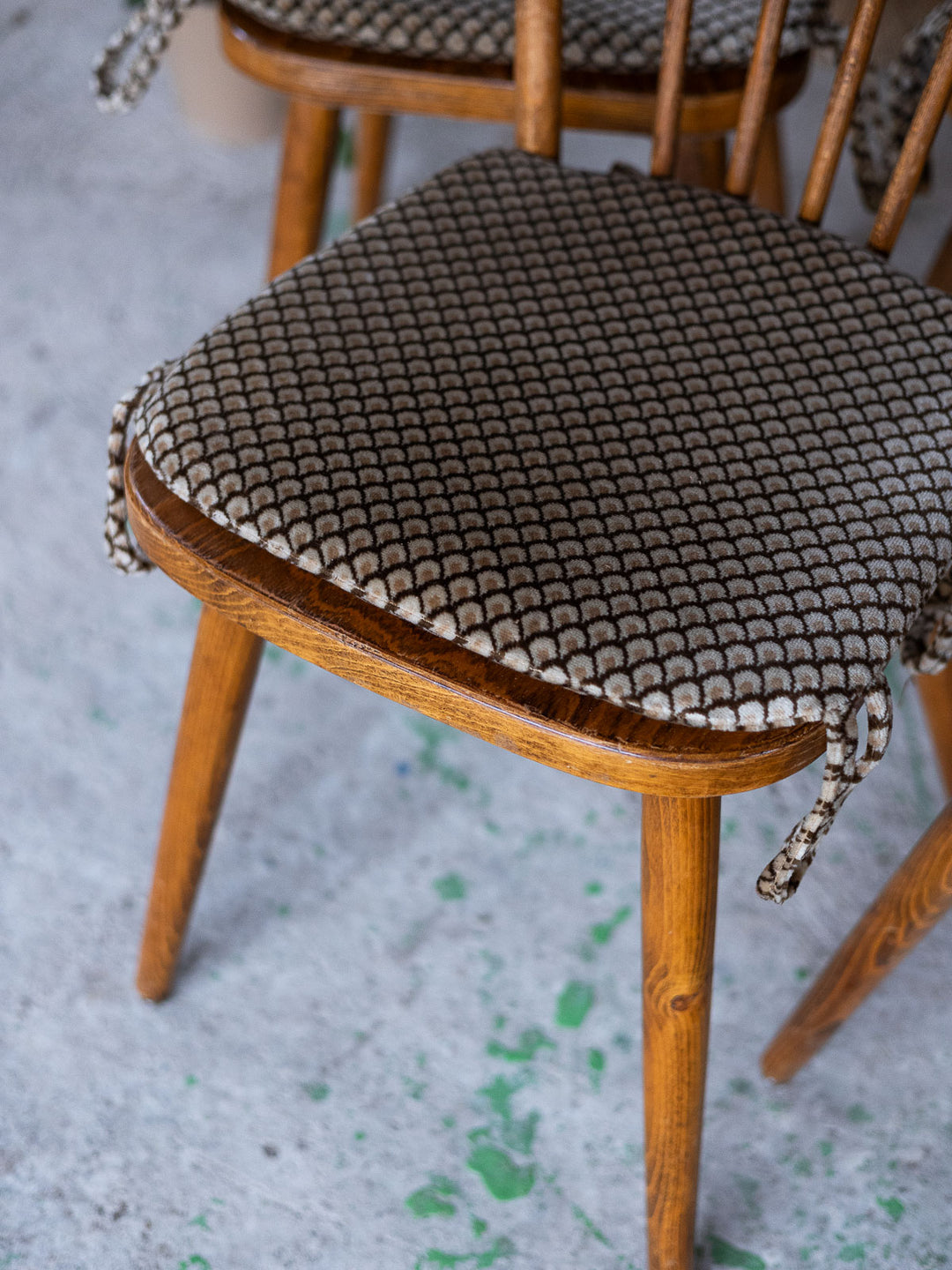alma-chaise-bois-graphique-scandinave-2048-5