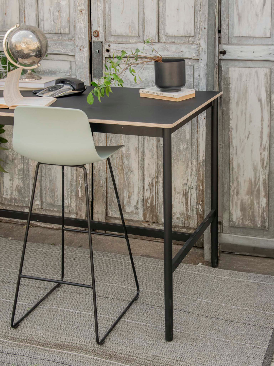 karla-table-a-manger-metal-haute-noir-design-1227-9