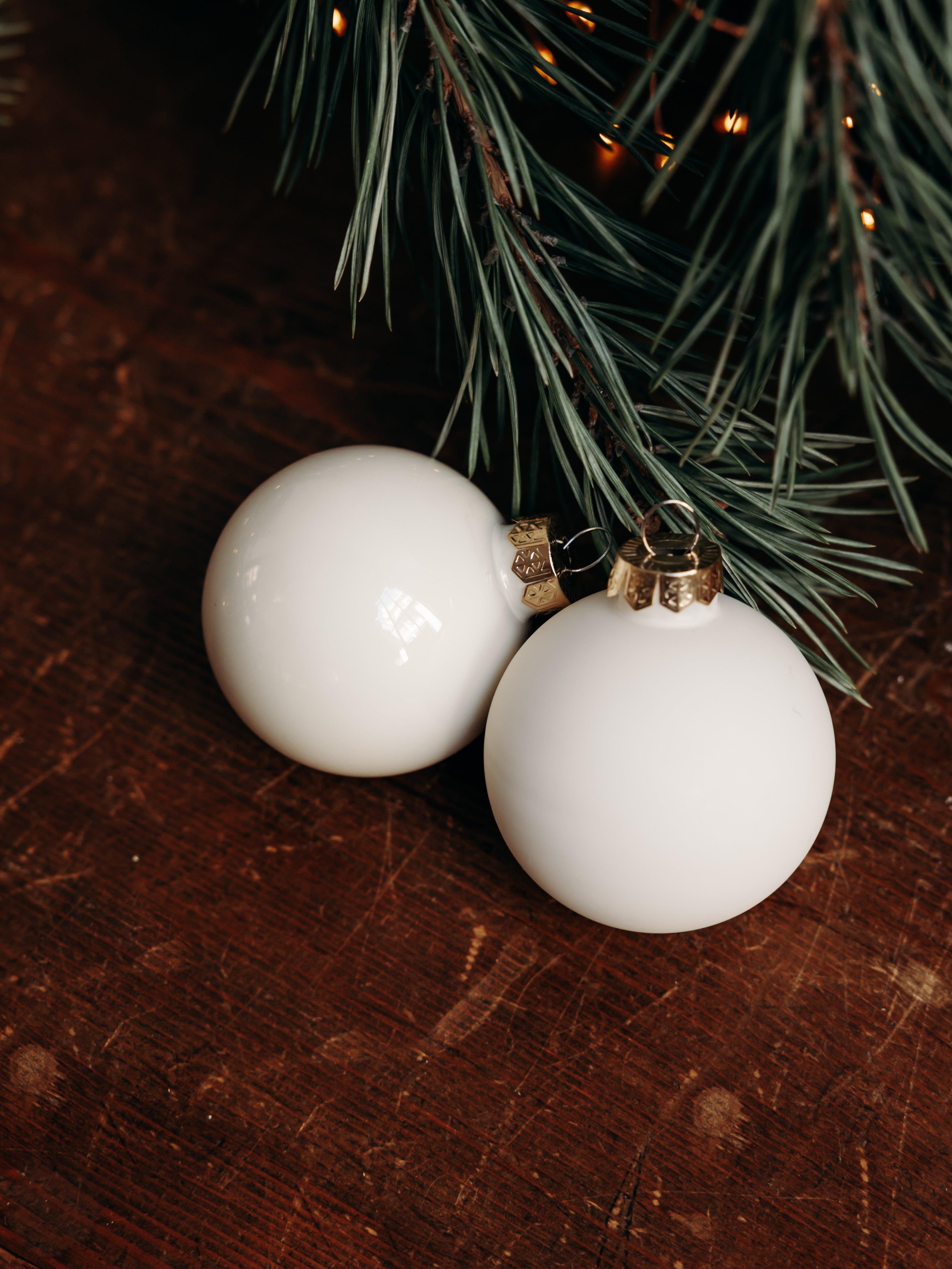 Irène, le coffret de 20 boules de Noël blanches - Debongout